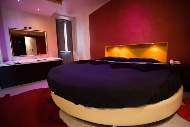 Luxury Suite, 1 King Bed, Bathtub
