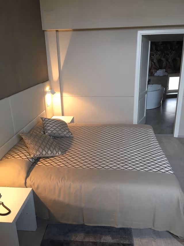 Luxury Suite, 1 King Bed, Bathtub
