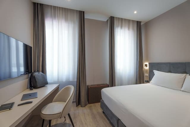 Deluxe Suite, 2 Bedrooms, Courtyard View