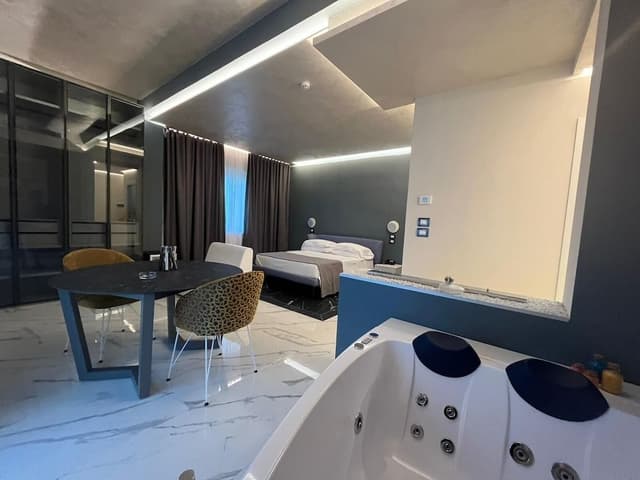 Luxury Studio Suite, Jetted Tub