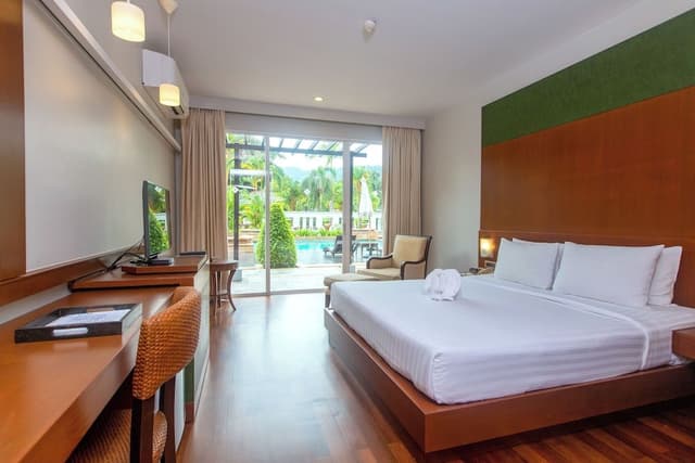 Deluxe Double or Twin Room with Pool Access