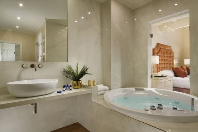 Luxury Suite, 1 King Bed, Hot Tub, City View