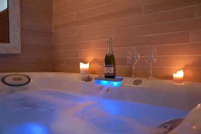 Honeymoon Suite, Mobility Accessible, Hot Tub (Sauna)
