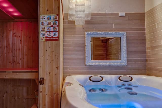 Honeymoon Suite, Mobility Accessible, Hot Tub (Sauna)