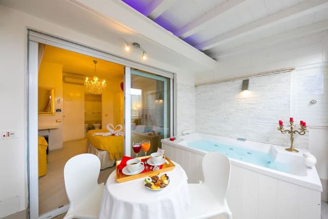 Suite private terrace and external jetted tub + External Sauna