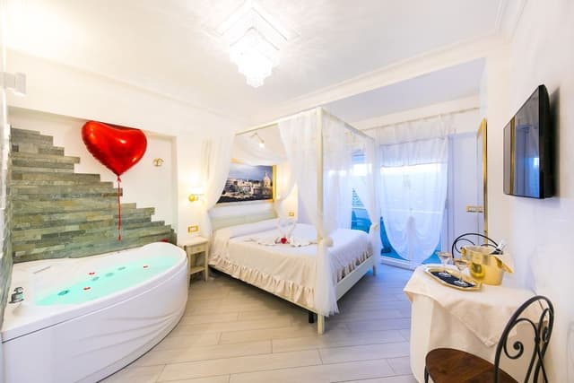 Deluxe Suite, Jetted Tub