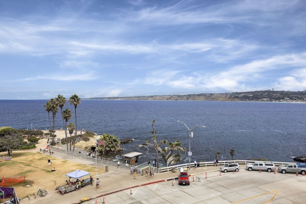La Jolla Cove Suites3