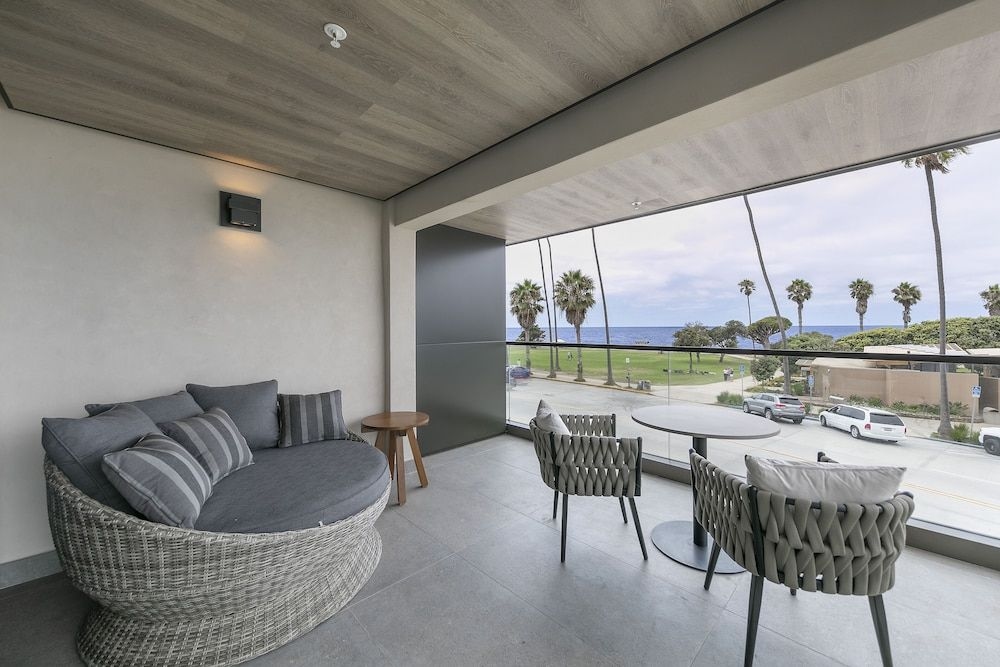 La Jolla Cove Suites1