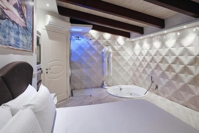 Luxury Suite, Jetted Tub
