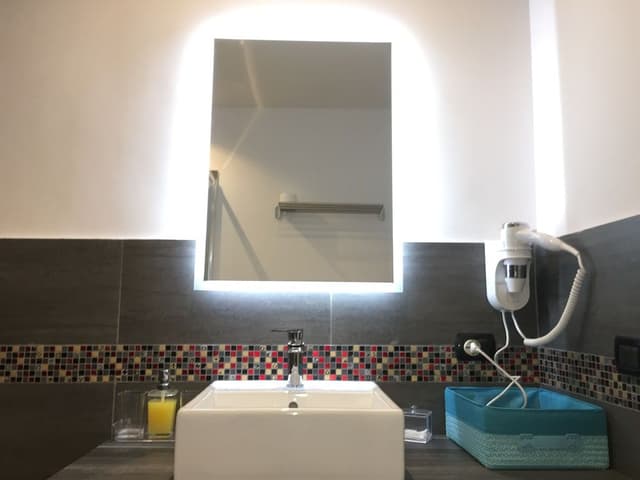 Camera Tripla, bagno in camera (Ottanio)