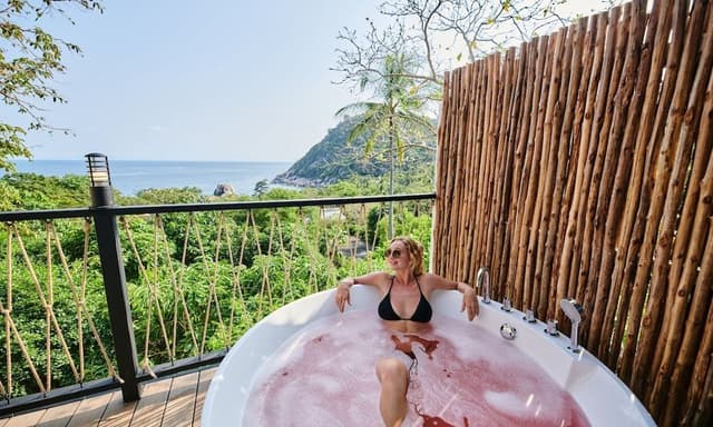 Tree Top Nest Seaview (Deluxe Bungalow with Sea View)