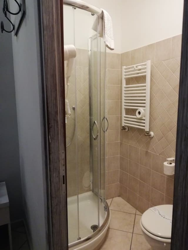 Camera con letto matrimoniale o 2 letti singoli, con balcone, fumatori