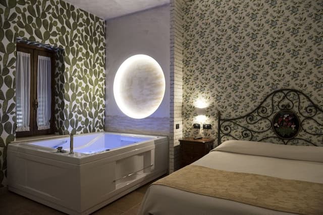 Comfort Suite, 2 Bedrooms, Jetted Tub