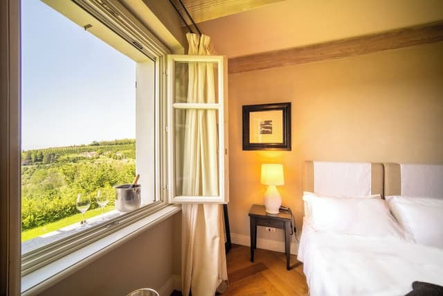 Deluxe Room, 1 Queen Bed, Private Bathroom
