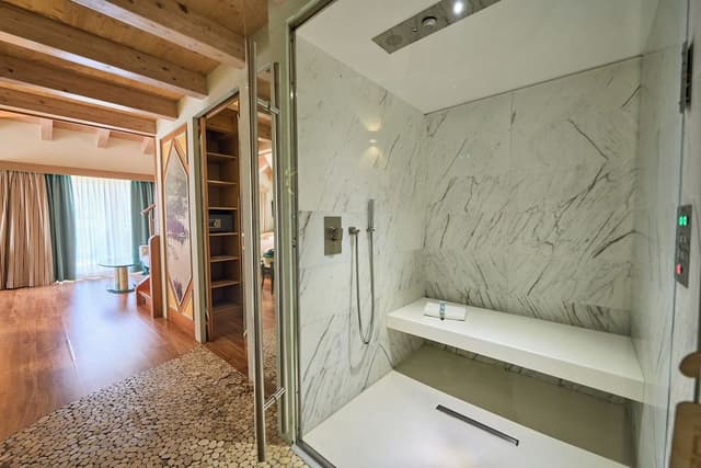 Deluxe Suite, Jetted Tub