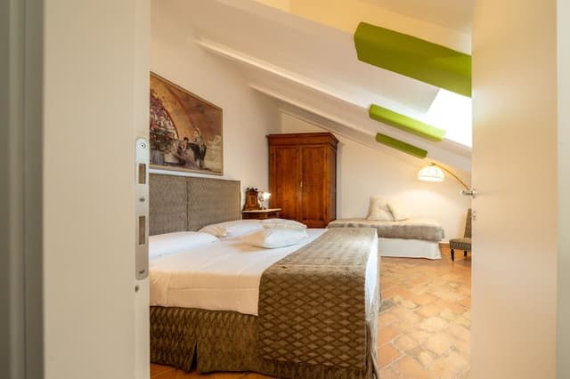 Standard Room, 1 King Bed, Non Smoking, Private Bathroom