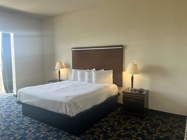 Deluxe Room, 1 King Bed, Accessible, Non Smoking