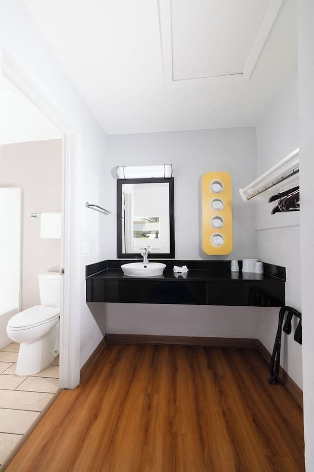 Deluxe Room, 1 Queen Bed, Non Smoking, Refrigerator