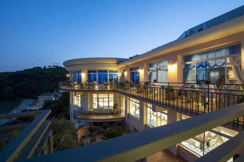Summit Hotel3
