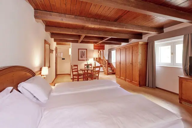 Suite, Lake View