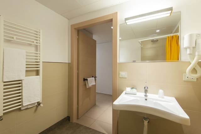 Economy Triple Room, Accessible