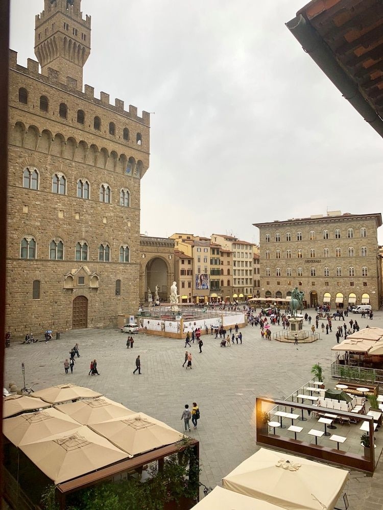 In Piazza della Signoria - Residenza d'Epoca0