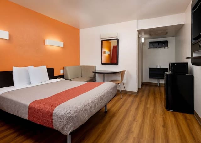 Deluxe Room, 1 Queen Bed, Non Smoking, Refrigerator & Microwave