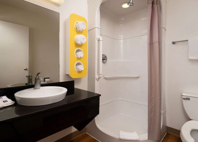 Deluxe Room, 1 Queen Bed, Non Smoking, Refrigerator & Microwave