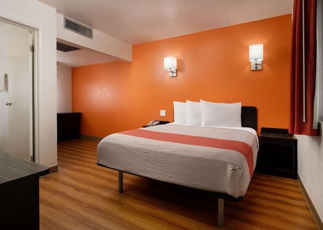 Deluxe Room, 1 Queen Bed, Non Smoking, Refrigerator & Microwave