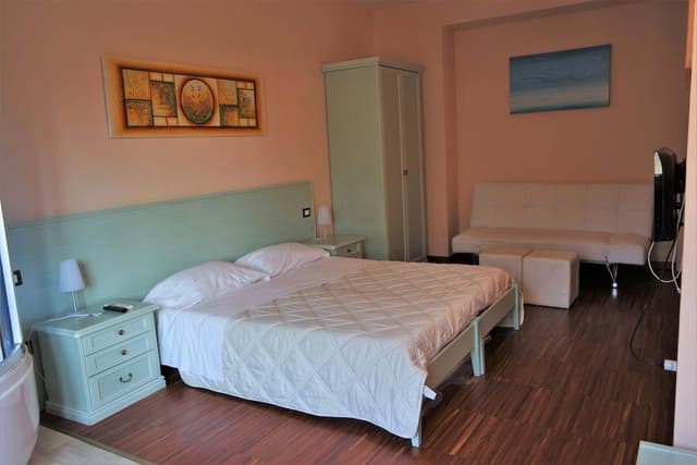 Deluxe Suite, Jetted Tub