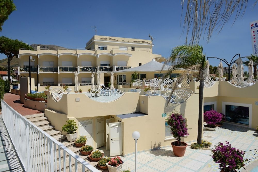 Grand Hotel La Playa0
