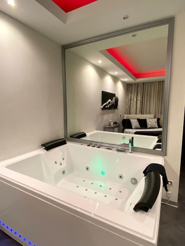 Exclusive Suite, Jetted Tub