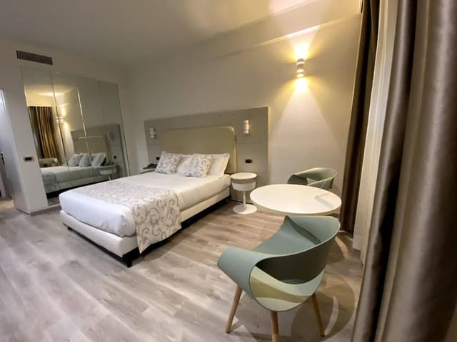 Deluxe Room, Hot Tub