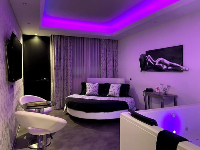 Exclusive Suite, Jetted Tub