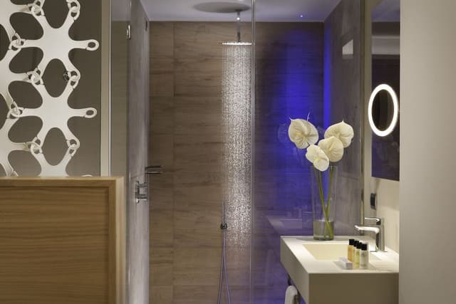 Suite, Jetted Tub (External)