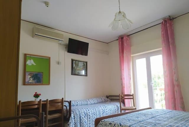 Double Room (with 2 extra beds)