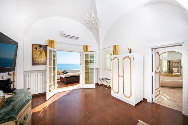 Honeymoon Suite, 1 Queen Bed, Sea View (New York Suite)