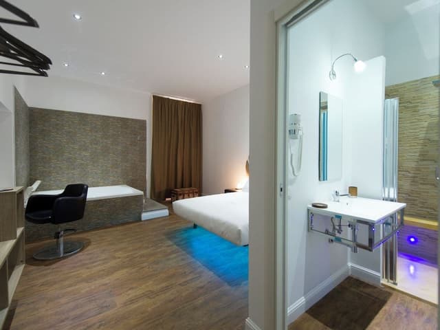 Suite, Jetted Tub