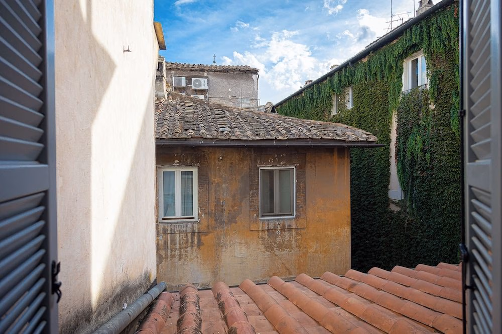 Coronari Courtyard1