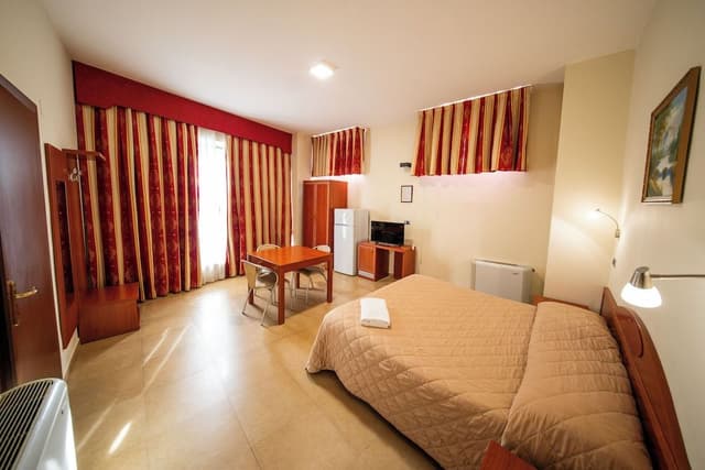 Single Room, 1 Queen Bed