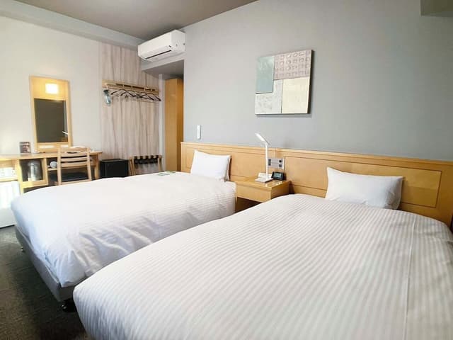 Twin Room, Smoking