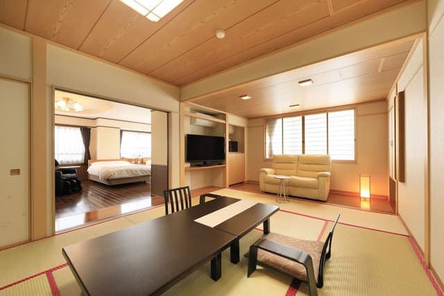 Deluxe Suite, Multiple Beds, Non Smoking, Private Bathroom
