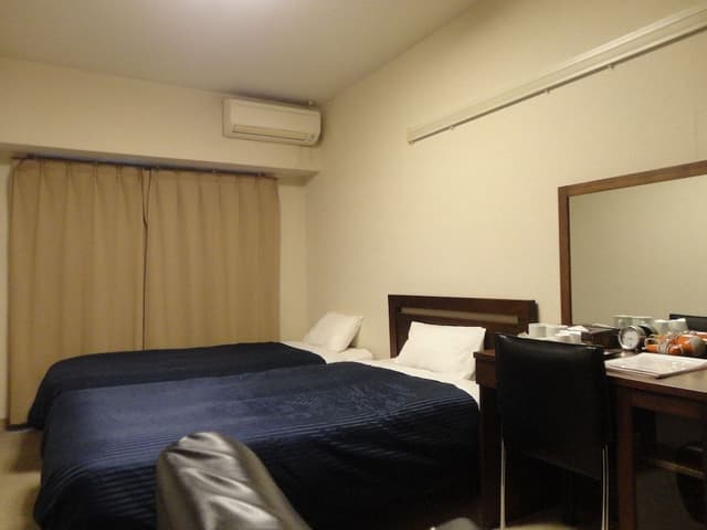 Twin Room, Smoking