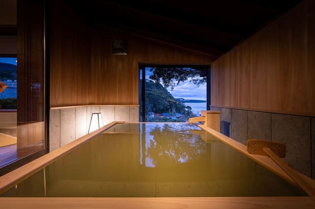 King 302, Open-Air Bath, Optional meals in dining room