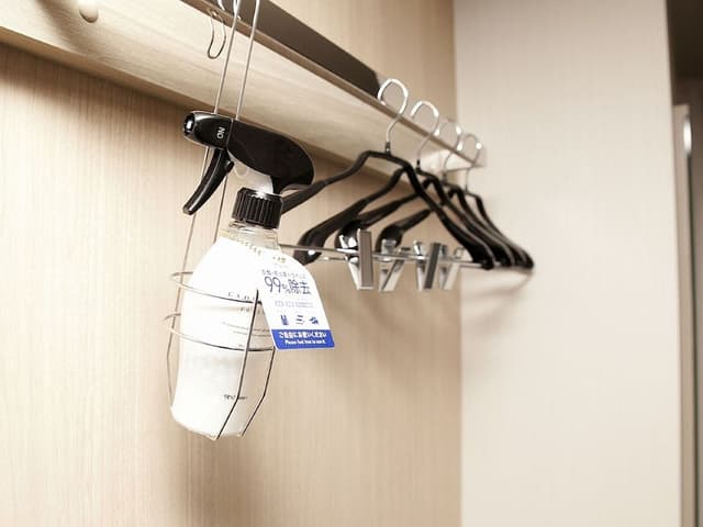Twin Room, Smoking