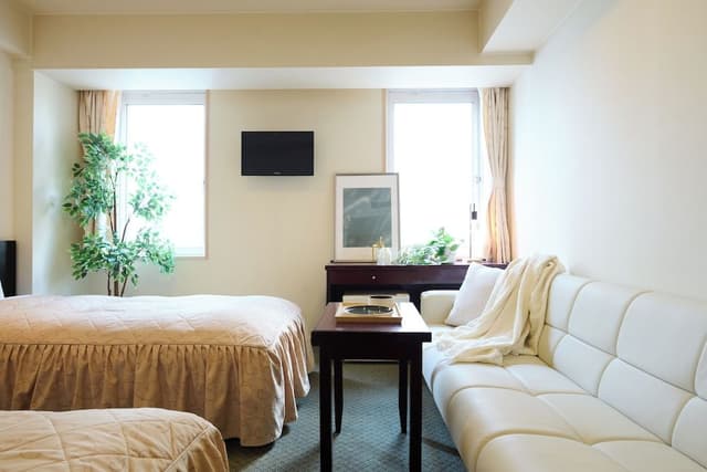 Twin Room, Smoking
