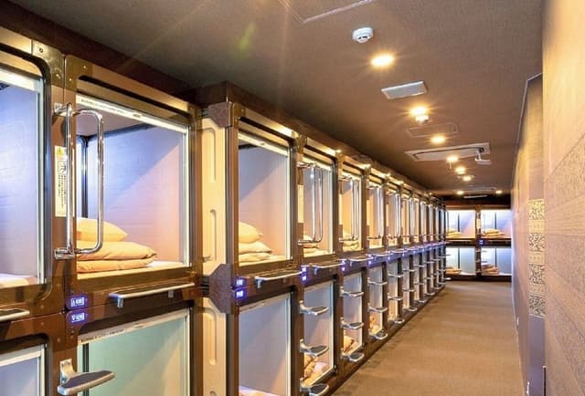 Capsule room Men only for 2 people. 2 items