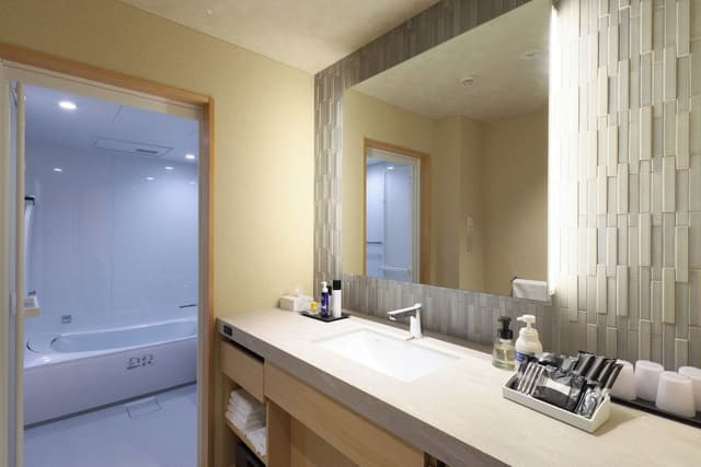 Front View Suite, Ocean View, East Wing