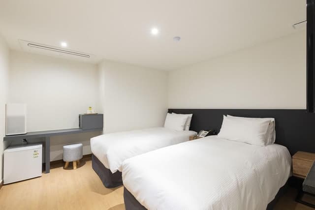 Twin Room *No windows
