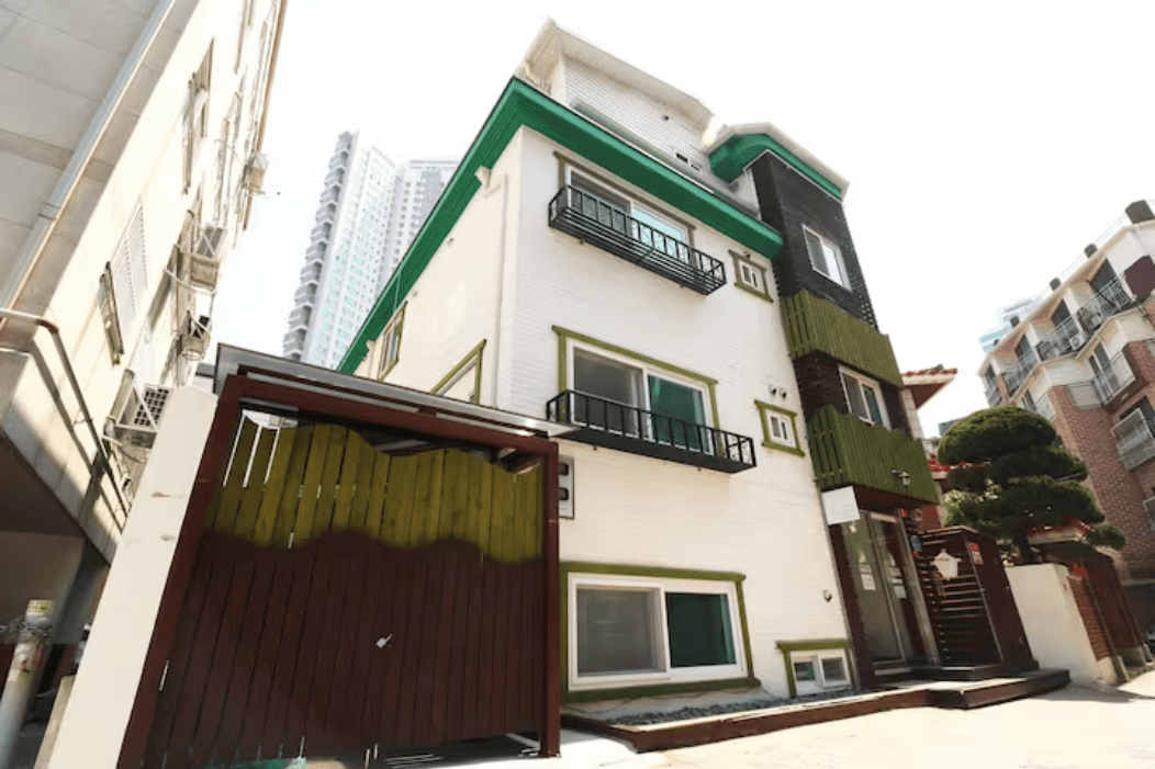 โฟร์ซีซั่นเฮาส์ (Four Seasons House)0